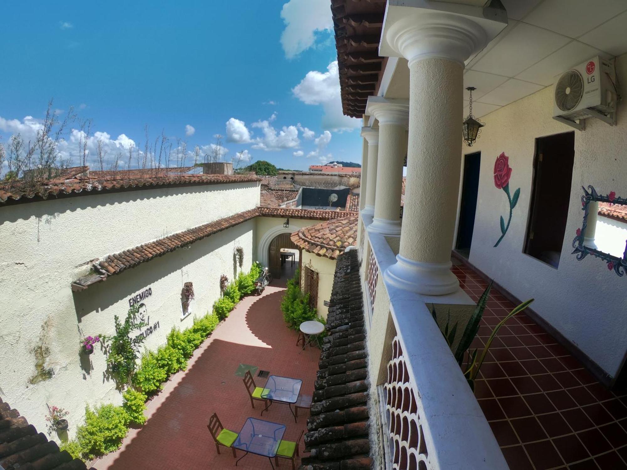 Ricks Hostel Santa Ana Luaran gambar